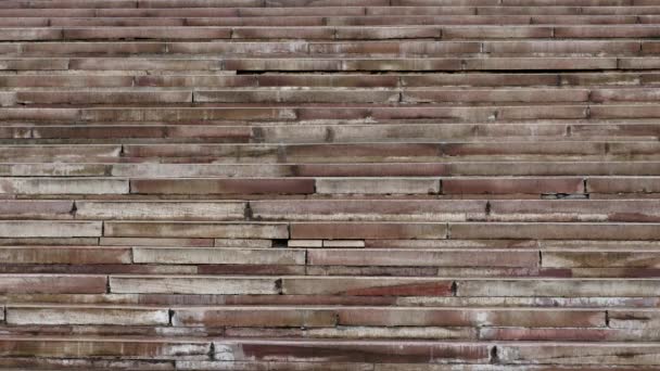 Stentrappa. ben av ung mans kör upp för trapporna — Stockvideo