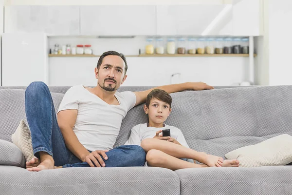 Ojciec i syn są ogląda telewizję, a spędzanie czasu razem w domu — Zdjęcie stockowe