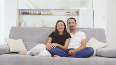 Aile vakit birlikte gri kanepeye ev iç
