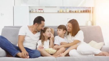 mutlu ailesi popcorn kanepede oynamak