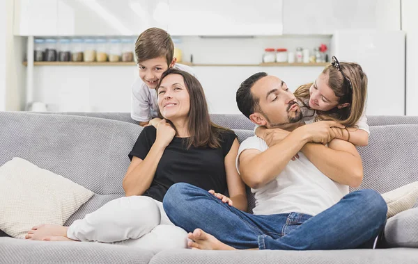 Szczęśliwa rodzina. Ojciec, matka i dzieci w domu — Zdjęcie stockowe