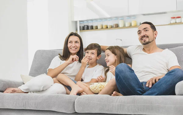Evde birlikte televizyonun ve birlikte eğlenmek genç aile