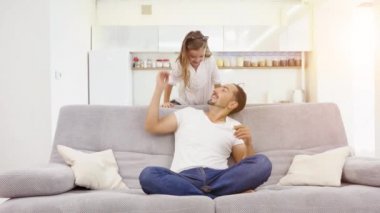 Baba ile kızı evde oynarken. Mutlu aile kapalı yaşam tarzı yaşam