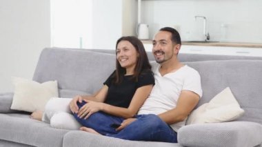 Mutlu genç aile kanepede oturan. Mutlu bir aile evde birlikte vakit. Sarılma ve öpüşme anne oğlu. Annesi, babası, oğlu, kızı