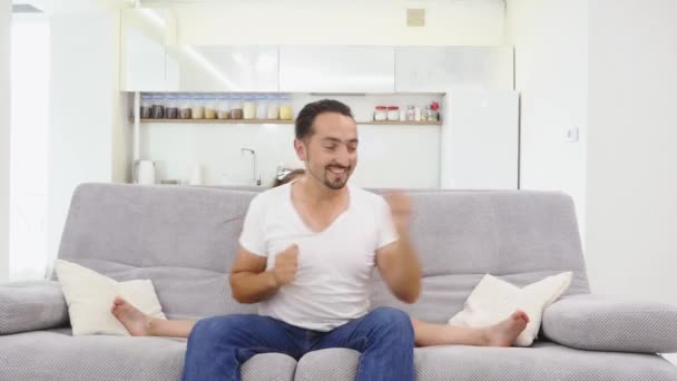 Padre jugando con su hija en el sofá en casa. padre e hija bailando en el sofá — Vídeo de stock