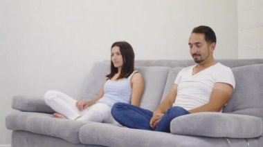 Rahat genç adam ve kadın eğilimli geri rahat kanepe yastıkları üzerinde dinlenme sakin birlikte evde rahatlatıcı, pozitif düşünce ile meditasyon mutlu çift