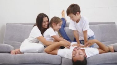 Mutlu aile birlikte kanepede oynama