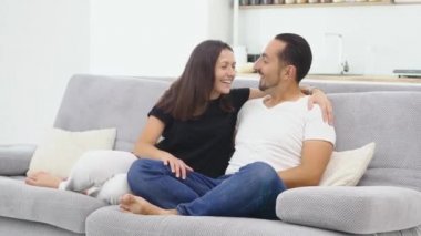 Çift evde kanepede oturan ve tv izlerken