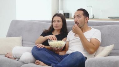 Çift kanepe film izlerken patlamış mısır yemek yerken