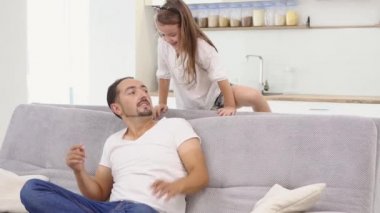 Evde oynayan baba ve kızın portresi.