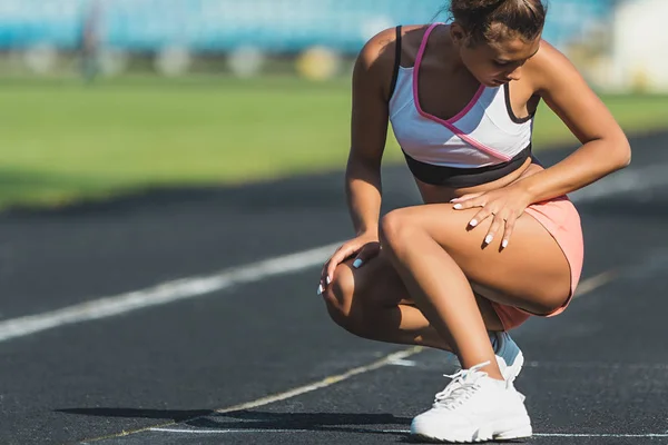 스포츠에서 젊은 여자는 훈련 후 경기장의 트랙에 앉아 있다. 건강 한 라이프 스타일 — 스톡 사진