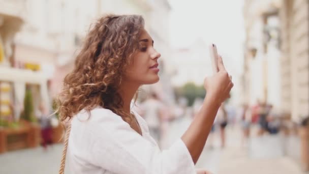 Portrait of beautiful smiling girl, female, woman making photos images at summer street — Stock Video