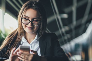 Smartphone bir açık sokak Cafe gece karanlığında kullanan genç kadın