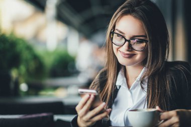 Genç kadın bir kafede kahve içme kahve molası zevk