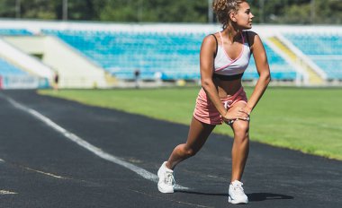Fitness kadının yapması için bacak kas egzersiz eğitimi, açık havada egzersiz lunges. Ön ileri bir bacak adım akciğer egzersiz yaparak etkin kız