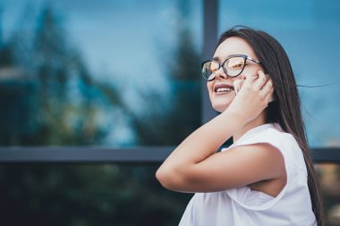 Cep telefonu üzerinde konuşurken ve sokak, şehirde kadın girişimci yönetme iş gülümseyen mutlu başarılı işkadını dışında hücre telefon ile arama telefon görüşmesi sonra iş