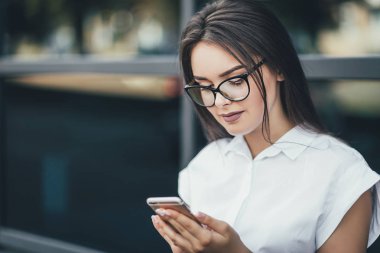 güzel genç iş kadını ile smartphone manifatura haberci gökdelenler içinde belgili tanımlık geçmiş ile closeup
