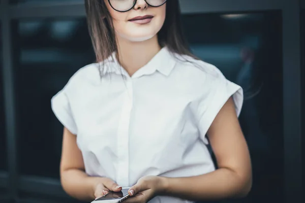 Dekat dengan bahagia tersenyum gadis dengan ponsel, mengetik pesan di luar di jalan — Stok Foto