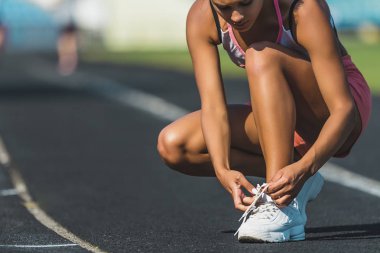 Runner kadınlar stadyumda çalışma yolda yarış için hazır almak koşu ayakkabıları dantel bağlama