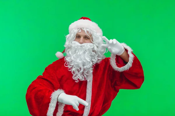 Santa Claus bailando en la fiesta de Navidad sobre fondo verde, clave de croma —  Fotos de Stock