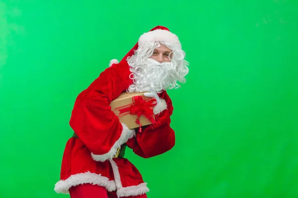 Санта-Клаус с подарочной коробкой против хромаки — стоковое фото
