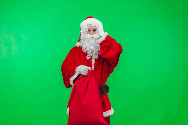 Retrato del buen Papá Noel sosteniendo una bolsa roja. Concepto de Navidad y Año Nuevo. croma key —  Fotos de Stock