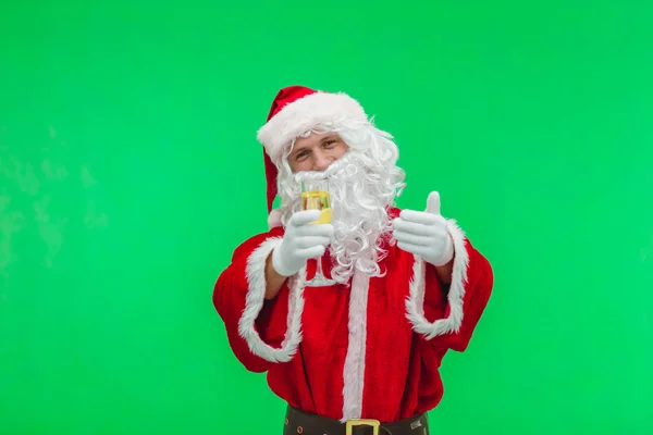 Санта Клаус с бокалом шампанского. Санта держит выпивку. Ключ хрома — стоковое фото