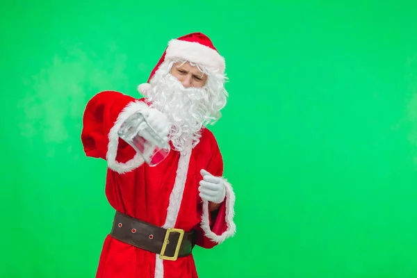 Расстроенный Санта Клаус с пустым пивным бокалом. chromakey — стоковое фото