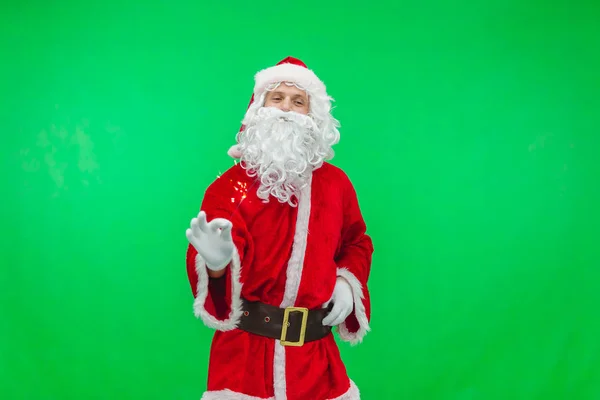 Kerstman met een sprankelend vuurwerk glimlach nodigt u uit voor het kerstfeest. Nieuwjaar vieringen concept. Chromakey — Stockfoto