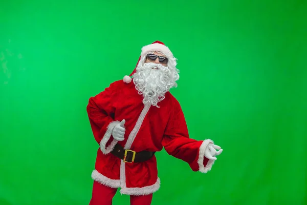 Weihnachtsmann mit Sonnenbrille spielt imaginäre Gitarre auf Weihnachtsfeier auf grünem Hintergrund, Chroma-Schlüssel — Stockfoto