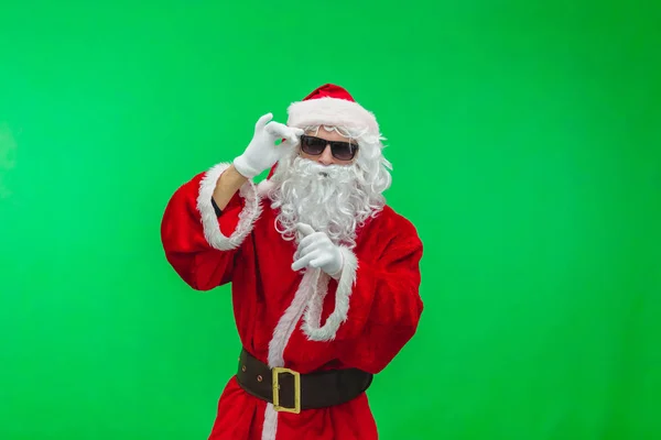 Santa Claus con gafas de sol bailando clave de croma —  Fotos de Stock