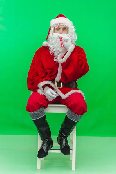 Papai Noel com chifre de assobio de festa pronto para a celebração de Natal. Papai Noel comemorando as férias de inverno. Chave Chroma — Fotografia de Stock
