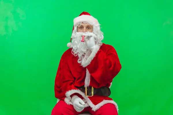 Papai Noel com chifre de assobio de festa pronto para a celebração de Natal. Papai Noel comemorando as férias de inverno. Chave Chroma — Fotografia de Stock