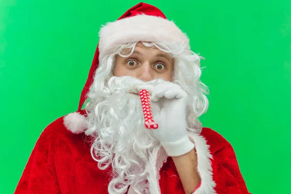 Санта-Клаус с праздничным свистом готов к празднованию Рождества. Санта Клаус празднует зимние праздники. Хрома-ключ. Закрыть — стоковое фото