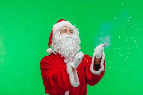 O Pai Natal a explodir um petardo. chave croma — Fotografia de Stock
