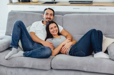 Karı koca bir kanepede oturuyor