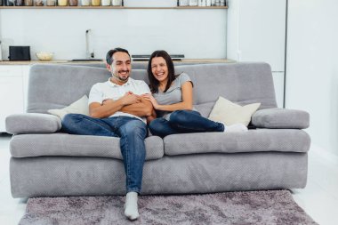 Karı koca bir kanepede oturuyor