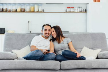 Bir kadın ve bir adam Tv seyretmek
