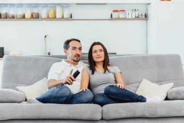 Bir kadın ve bir adam Tv seyretmek