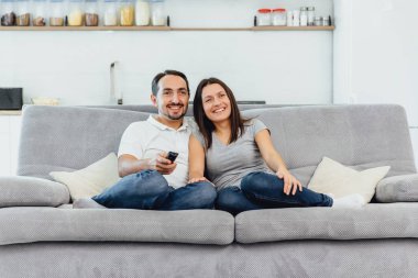 Bir kadın ve bir adam Tv seyretmek