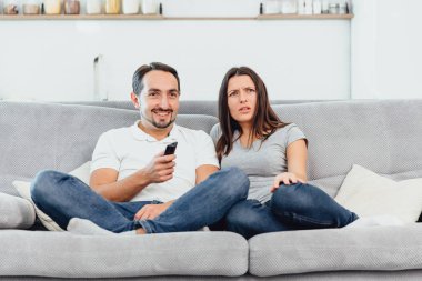 Bir kadın ve bir adam kanepede bir film izlemek