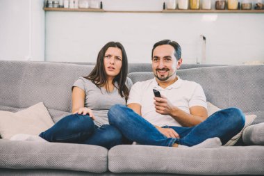 Bir kadın ve bir adam Tv seyretmek