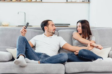 Bir kadın ve bir adam Tv seyretmek