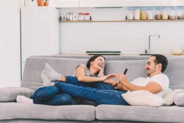 Bir kadın ve bir adam Tv seyretmek