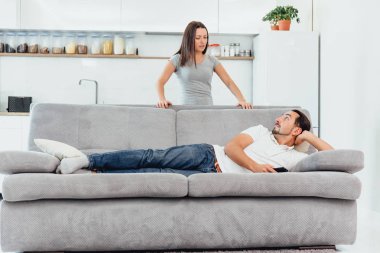 Mutlu çift konuştu oturma odasında