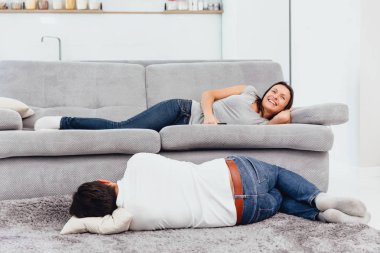 Karısı kocası kanepede dışarı atar