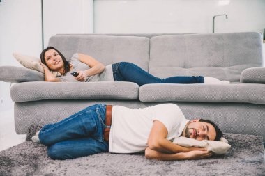 Karısı kocası kanepede dışarı atar