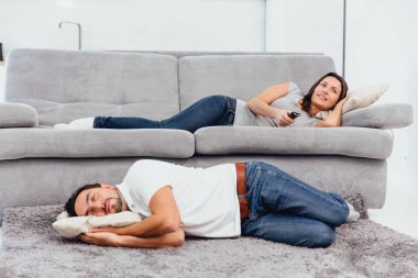 Karısı kocası kanepede dışarı atar