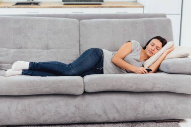 kanepede uyuyan güzel genç kadın.