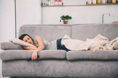 Bir kadın kanepede uyumak